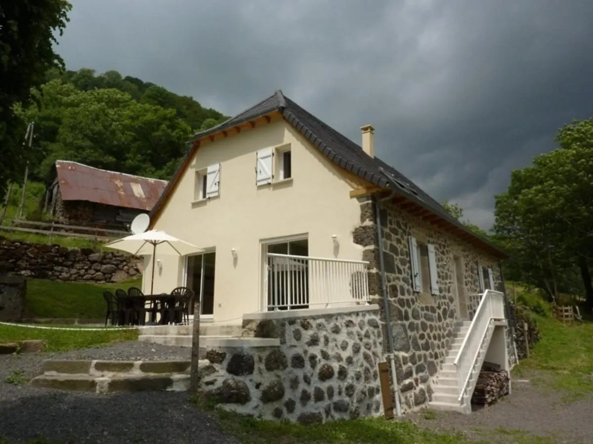 Holiday home Maison De Caractere Avec Cheminee, Terrasse Et Jardin, Au Coeur Des Volcans D'Auvergne - Fr-1-742-189 Saint-Clement