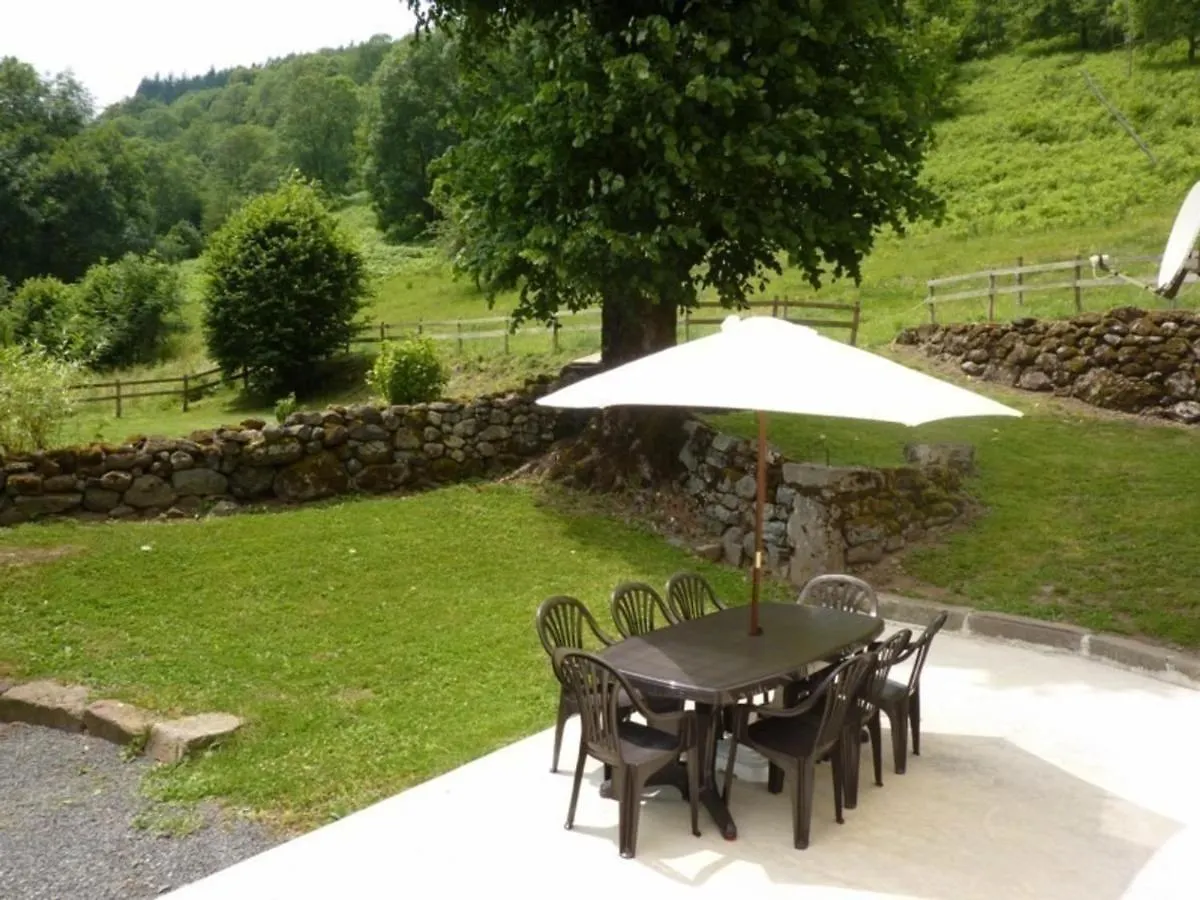 Maison De Caractere Avec Cheminee, Terrasse Et Jardin, Au Coeur Des Volcans D'Auvergne - Fr-1-742-189 Saint-Clement  Holiday home